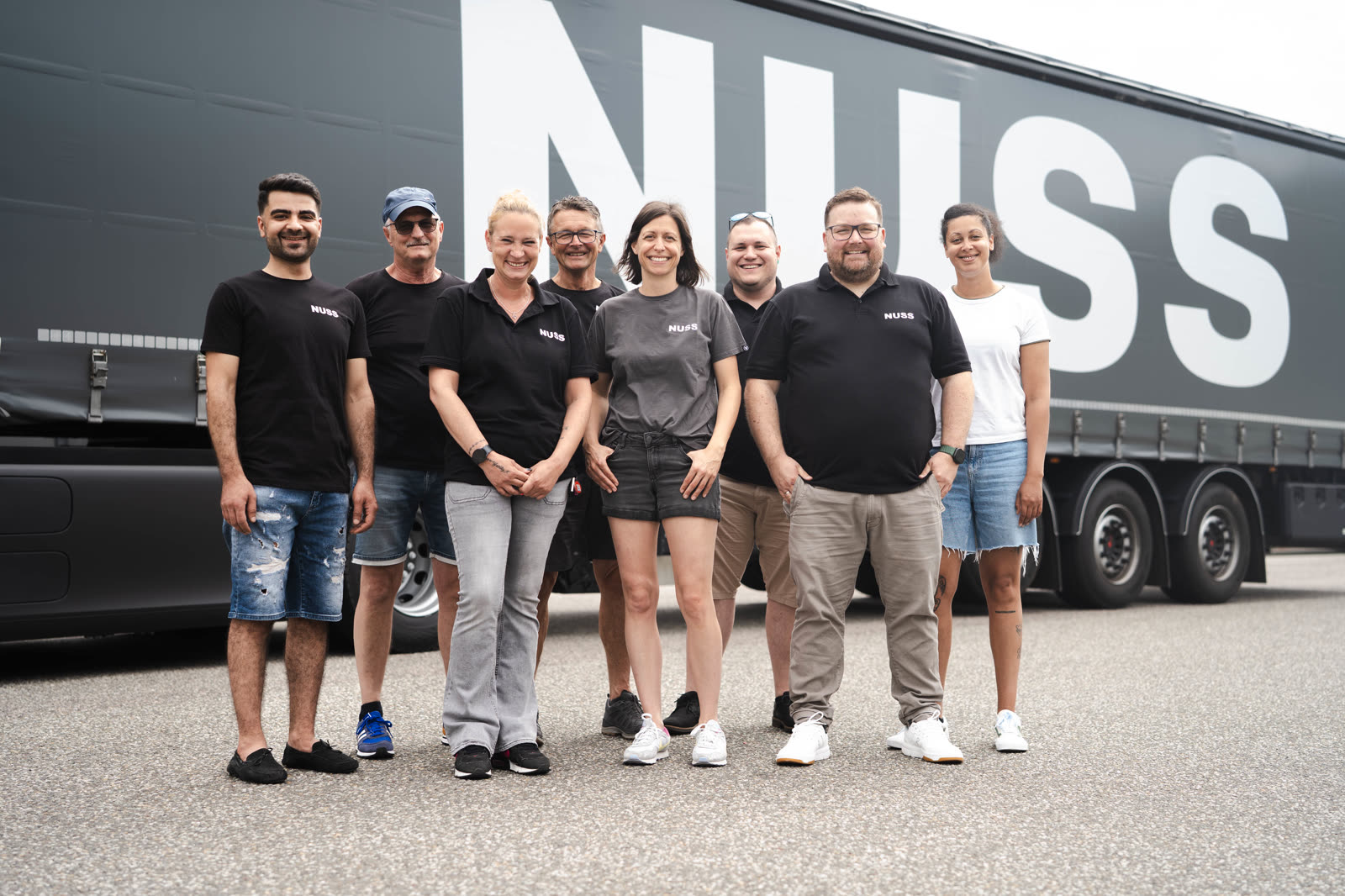 Das Team der Spedition NUSS vor dem Trailer
